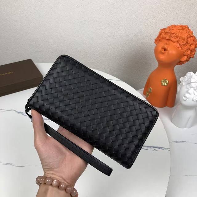 Bv葆蝶家 采用进口打蜡牛皮纯手工编织 皮质越用越柔软 光滑细腻 款号：1008#，颜色：黑色，规格：21-11-2Cm。