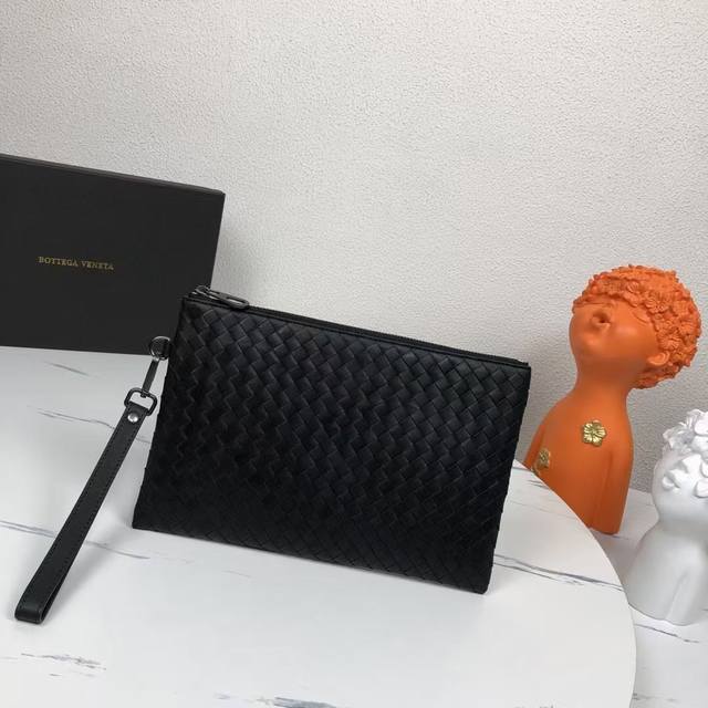 配盒子 Bv男士手包遵循传统手工艺精选打蜡牛皮材质 手工编织既可以作为钱包也可以当手包使用简洁款式 包身全编织 实用手带秘袋口拉链 内里拉链型号：6682#，颜