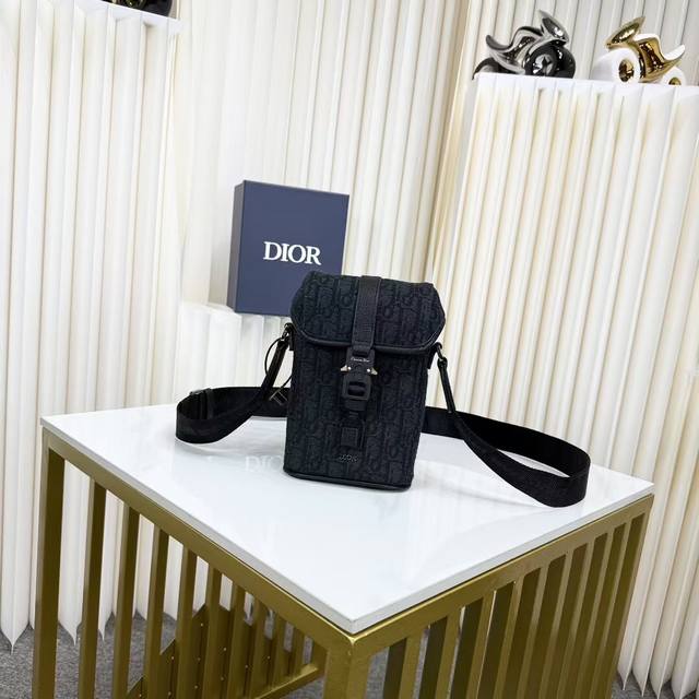 市场最高版本，欢迎对比 专柜买版复刻 保证进口头层牛皮，拒绝二层皮，拒绝超纤皮 迷你 Dior Hit The Road 竖版翻盖信使包 黑色 Oblique