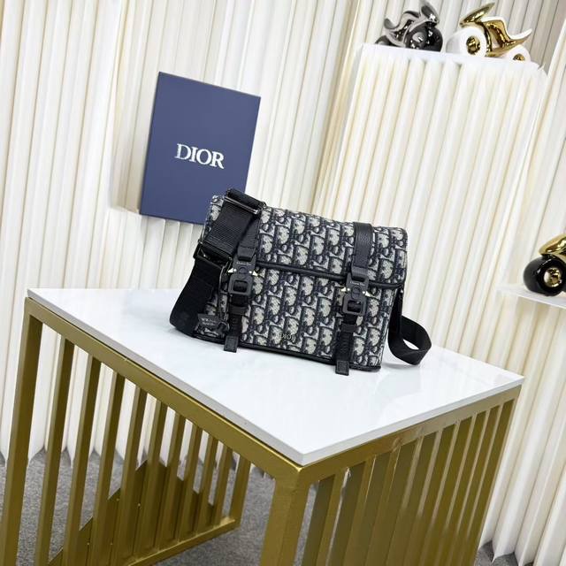 市场最高版本 原单品质 正品打版 保证进口头层牛皮，拒绝二层皮，拒绝超纤皮 Dior Hit The Road 翻盖信使包 米色和黑色 Oblique 印花面料