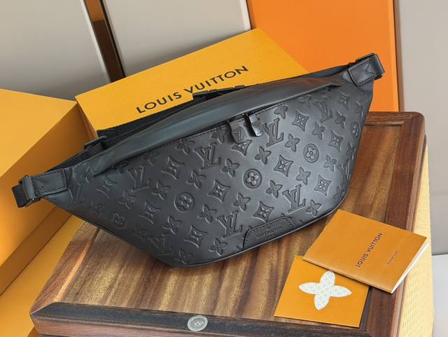 独家实拍M44338 由Damier Cobalt小牛皮裁制而成的。小牛皮革饰边与黑色金属饰件。此款实用性Discovery腰包从运动单品转型为时尚潮物。既可用