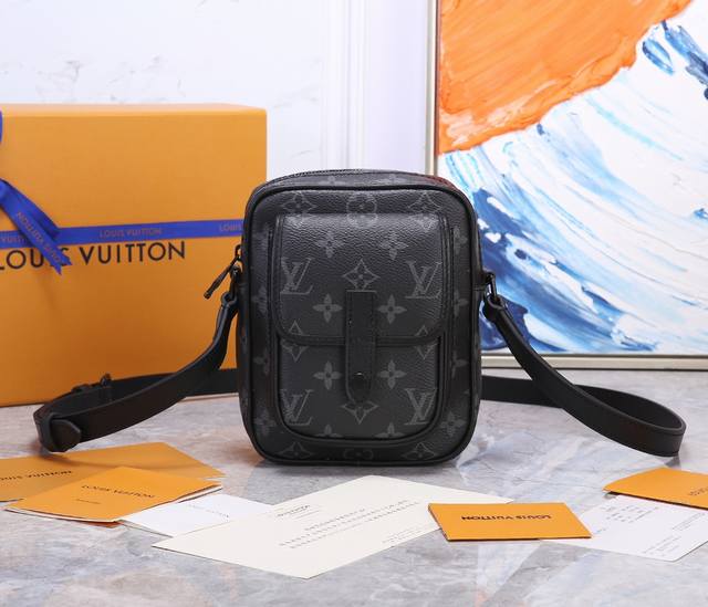 163C01动态芯片 顶级原单品质新款来袭挎包 Wearable Wallet系列 随性和炫酷都满分 ，双层设计搭配牛皮包边高级感满分，可调节肩带增加了小挎包的