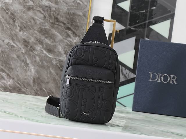 顶级原单 这款Rider2.0腰包是一款实用而现代的款式。采用米色和黑色Oblique印花精心制作，饰以同色调粒面牛皮细节和Dior标志。主隔层和前袋均配有拉链
