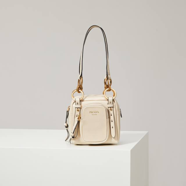 特级原厂 新款油蜡皮 小号中古皮革手提包1Bb137 蜜桃粉原厂油蜡皮 新款方正手提包甄选复古感柔软皮革制成。复古金属五金配件与典藏元素拉链口袋,彰显复古魅力。 特级原厂 新款油蜡皮 小号中古皮革手提包1Bb137 蜜桃粉原厂油蜡皮 新款方正手提包甄选复古感柔软皮革制成。复古金属五金配件与典藏元素拉链口袋,彰显复古魅力。