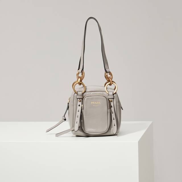 特级原厂 新款油蜡皮 小号中古皮革手提包1Bb137 紫灰色原厂油蜡皮 新款方正手提包甄选复古感柔软皮革制成。复古金属五金配件与典藏元素拉链口袋，彰显复古魅力。