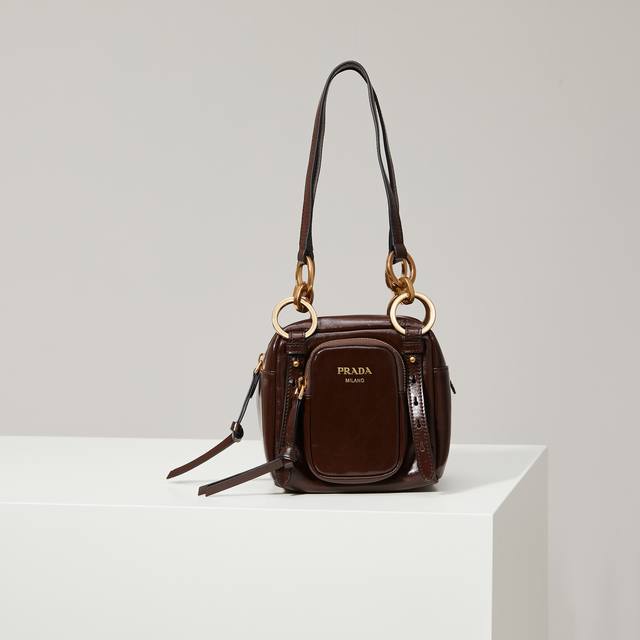 特级原厂 新款油蜡皮 小号中古皮革手提包1Bb137 咖棕色原厂油蜡皮 新款方正手提包甄选复古感柔软皮革制成。复古金属五金配件与典藏元素拉链口袋，彰显复古魅力。