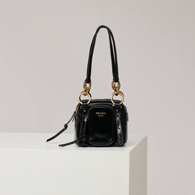 特级原厂 新款油蜡皮 小号中古皮革手提包1Bb137 黑色原厂油蜡皮 新款方正手提包甄选复古感柔软皮革制成。复古金属五金配件与典藏元素拉链口袋，彰显复古魅力。皮