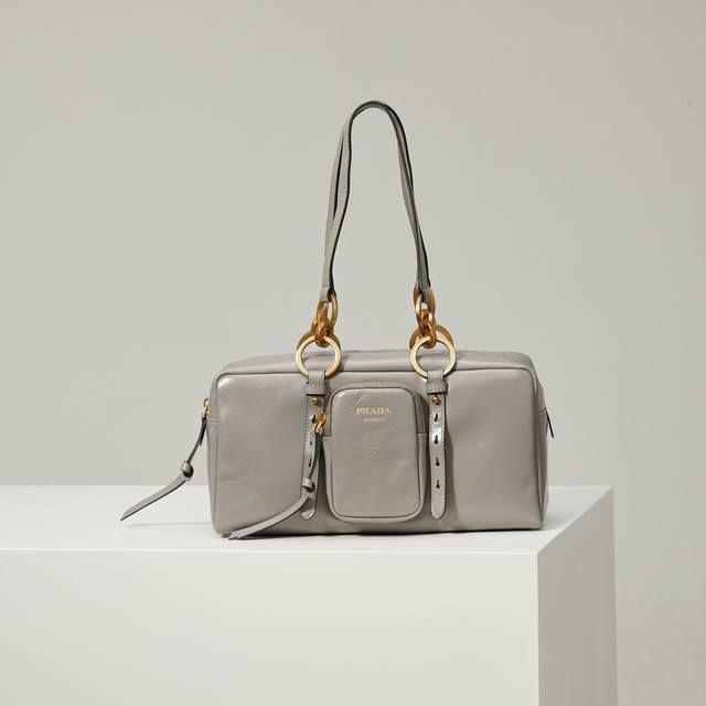 特级原厂 新款油蜡皮 大号中古皮革手提包1Bb138 紫灰色原厂油蜡皮 以柔和的几何造型焕新诠释手提包设计，甄选复古感亮面皮革制成。复古金属五金配件与典藏元素拉