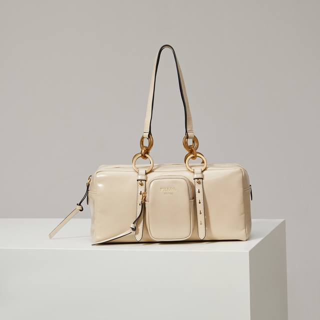 特级原厂 新款油蜡皮 大号中古皮革手提包1Bb138 蜜桃粉原厂油蜡皮 以柔和的几何造型焕新诠释手提包设计，甄选复古感亮面皮革制成。复古金属五金配件与典藏元素拉