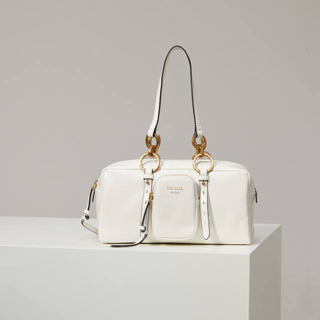 特级原厂 新款油蜡皮 大号中古皮革手提包1Bb138 白色原厂油蜡皮 以柔和的几何造型焕新诠释手提包设计，甄选复古感亮面皮革制成。复古金属五金配件与典藏元素拉链