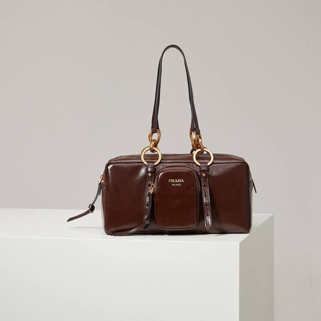 特级原厂 新款油蜡皮 大号中古皮革手提包1Bb138 咖棕原厂油蜡皮 以柔和的几何造型焕新诠释手提包设计，甄选复古感亮面皮革制成。复古金属五金配件与典藏元素拉链