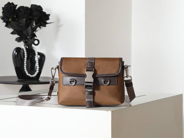 型号2Zt071 牛皮革配尼龙布手机包，此款精致现代的手机包采用Re-Nylon 材质打造，配备实用卸，可调节肩带，涂珐琅金属三角形徽标增添标志性元素 长19X