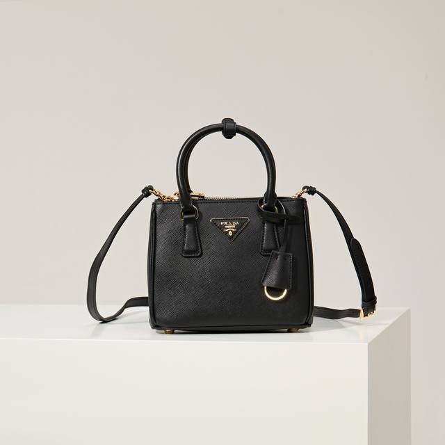 特级原厂 Mini杀手1Ba906 黑色 ，这款Galleria手袋采用标志性的Saffiano皮革制作，配有一条可拆卸肩带，顶级拉丝五金是对经典隽永优雅气质的