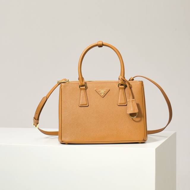 特级原厂 p家 中号 型号：1Ba863 焦糖 超级爆款杀手包，原单品质 Saffiano皮革 皮革双提手 可拆卸可调式皮革肩带 镀金配件 三角形皮革上带有金属