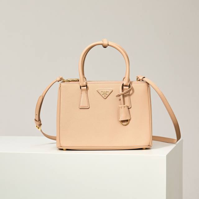 特级原厂 p家 中号 型号：1Ba863 裸粉 超级爆款杀手包，原单品质 Saffiano皮革 皮革双提手 可拆卸可调式皮革肩带 镀金配件 三角形皮革上带有金属