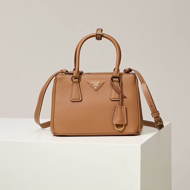 特级原厂 新款小号杀手包1Ba896 焦糖 平纹皮 prada Galleria手袋融合了高超的工业水准和精湛的手工技艺，彰显品牌Dna中固有的精致和隽永风范。