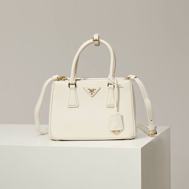 特级原厂 新款小号杀手包1Ba896 白色 平纹皮 prada Galleria手袋融合了高超的工业水准和精湛的手工技艺，彰显品牌Dna中固有的精致和隽永风范。