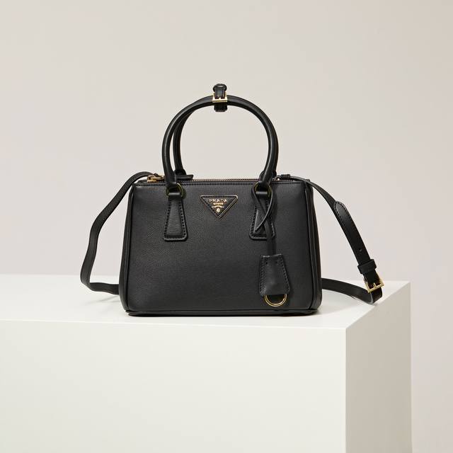 特级原厂 新款小号杀手包1Ba896 黑色 平纹皮 prada Galleria手袋融合了高超的工业水准和精湛的手工技艺，彰显品牌Dna中固有的精致和隽永风范。