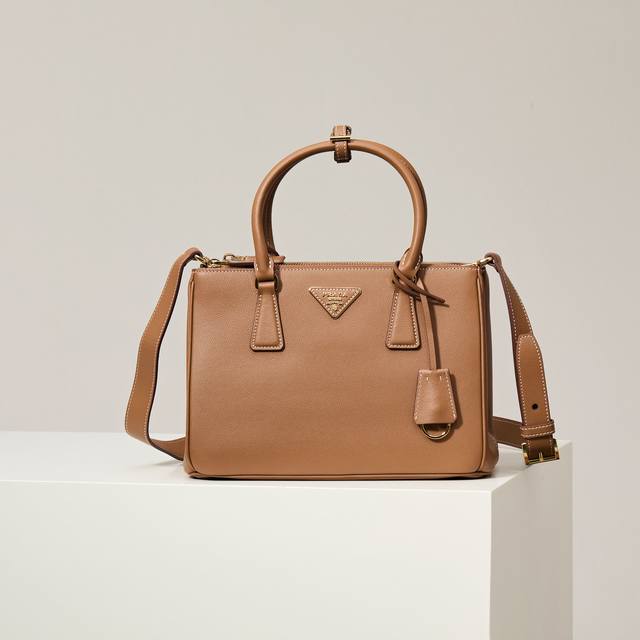 特级原厂 新款中号杀手包1Ba863 焦糖 平纹皮Saffiano皮革 皮革双提手 可拆卸可调式皮革肩带 镀金配件 可拆卸皮革钥匙环，三角形皮革上带有金属刻字徽