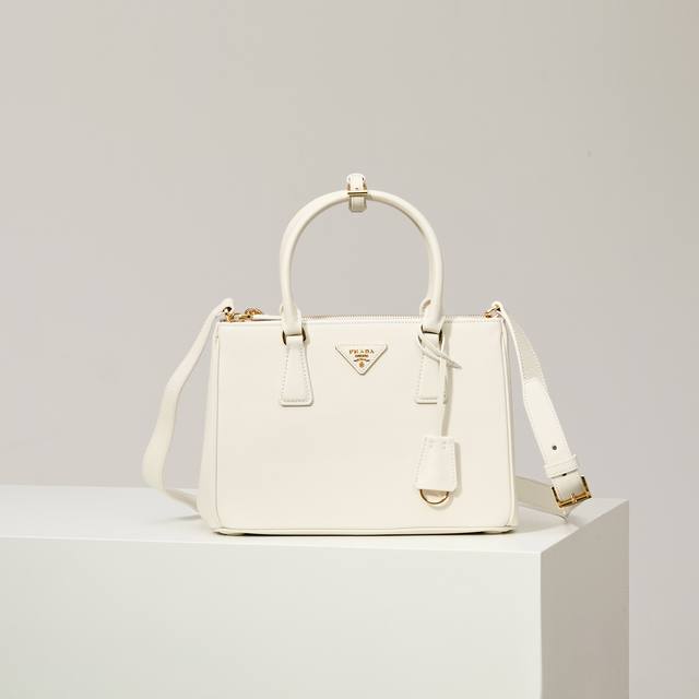 特级原厂 新款中号杀手包1Ba863 白色 平纹皮Saffiano皮革 皮革双提手 可拆卸可调式皮革肩带 镀金配件 可拆卸皮革钥匙环，三角形皮革上带有金属刻字徽