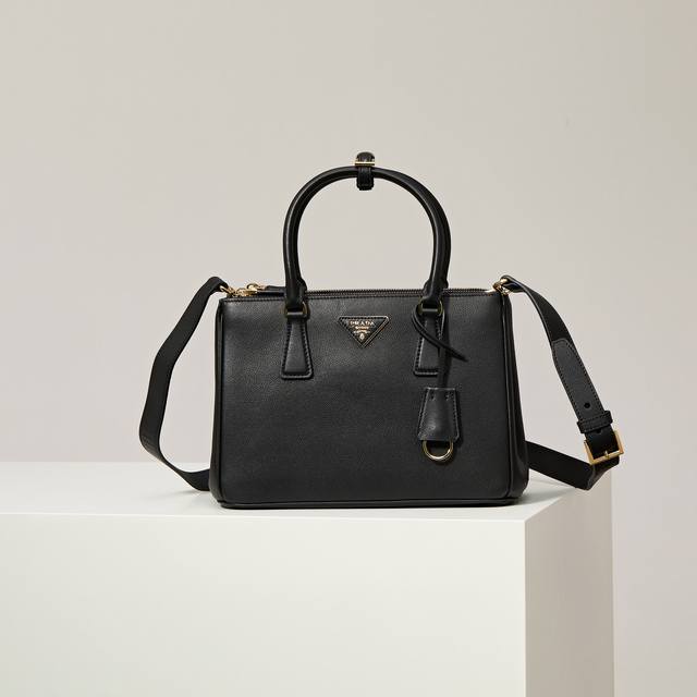 特级原厂 新款中号杀手包1Ba863 黑色 平纹皮Saffiano皮革 皮革双提手 可拆卸可调式皮革肩带 镀金配件 可拆卸皮革钥匙环，三角形皮革上带有金属刻字徽