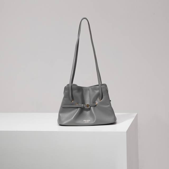 新品云朵包1Bg586 花岗岩灰 这款单肩云朵包采用口羊皮，内里为全一致进口羊皮，手感非常柔软舒服中间隔层袋口为吸扣设计，顶级五金，上身效果非常Nice时尚.容