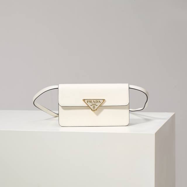 顶级原单 新品手袋1Bd386 白色Mini款这款迷你手袋采用Saffano牛皮革打造。结构化的轮廓配有内部口袋和卡槽，并以金属标志性的三角形装饰闭合处。配有一