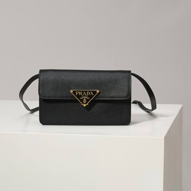 特级原厂 新品手袋1Bd386 黑色Mini款这款迷你手袋采用Saffano牛皮革打造。结构化的轮廓配有内部口袋和卡槽，并以金属标志性的三角形装饰闭合处。配有一