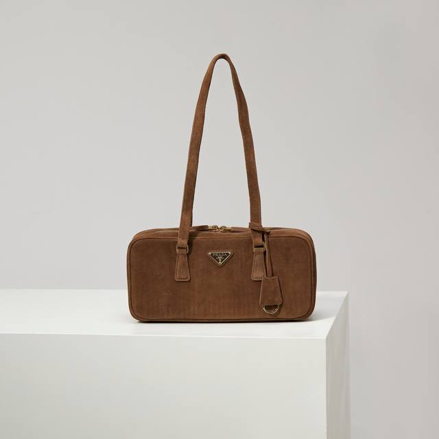 特级原厂 新品首发 新品是Hobo腋下包1Bb116磨砂棕 全新设计Hobo 采用别致高贵绒面麂皮 优雅简洁的包身设计 正面经典Logo金色三角徽标 长手柄可手