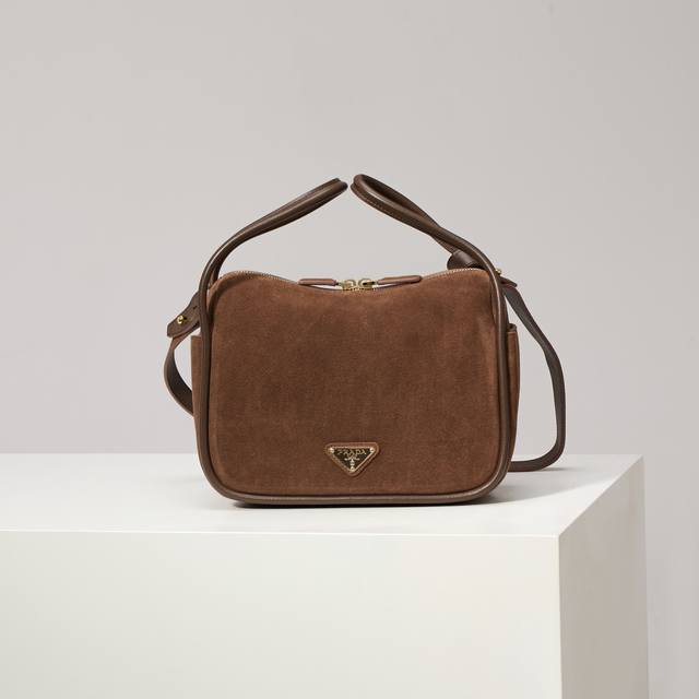 特级原厂 新品1Ba451磨砂棕 這款手袋采用进口小牛皮，双手挽設計，一時尚而不失休閒態度，飾有精美細節及金屬飾件。配有一条可拆卸的肩带。容量空间大，简约又大气