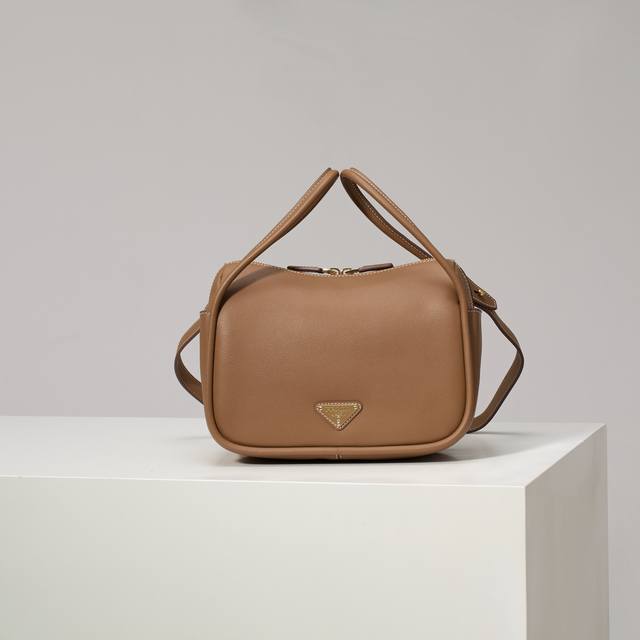 特级原厂 新品1Ba451焦糖 這款手袋采用进口小牛皮，双手挽設計，一時尚而不失休閒態度，飾有精美細節及金屬飾件。配有一条可拆卸的肩带。容量空间大，简约又大气，