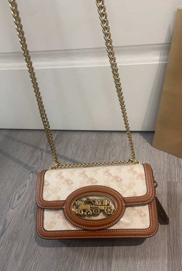 Coa*H Harper 这款 Cas83 Cas82 4月份新款小包，以经典的马车图案为设计灵感，将品牌悠久的历史与现代时尚完美融合。包身采用经典涂层+牛皮材
