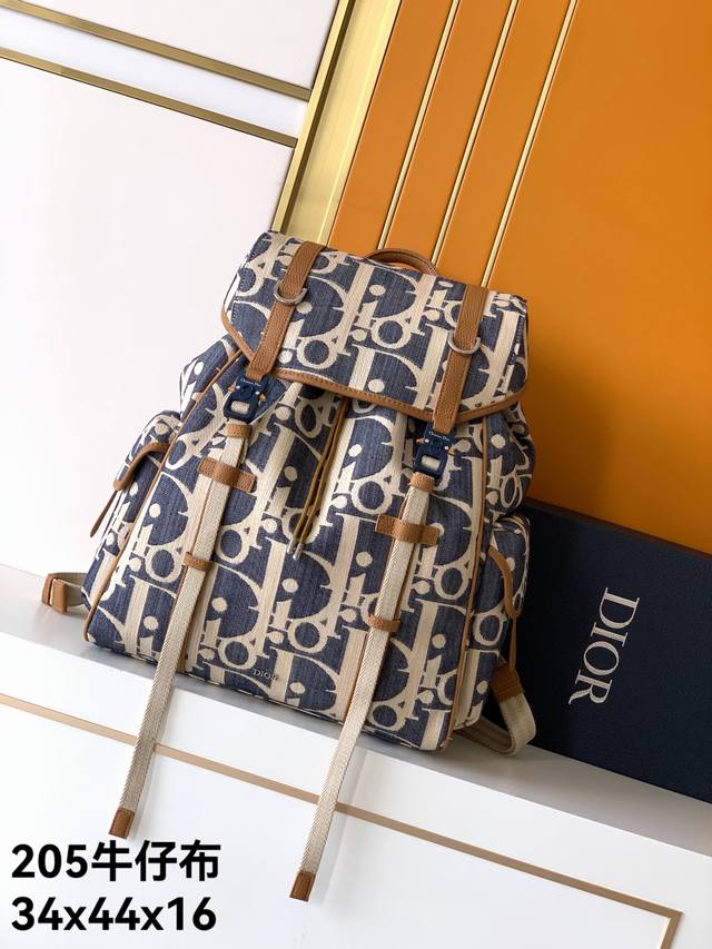 双肩背包，新款205牛仔布系列。皮Dior-迪奥专柜最新款马鞍双肩背包 走秀款官网同步 原单品质 全皮款采用奢华的黑色粒面牛皮 手感超赞 正面两侧搭配饰以“Ch