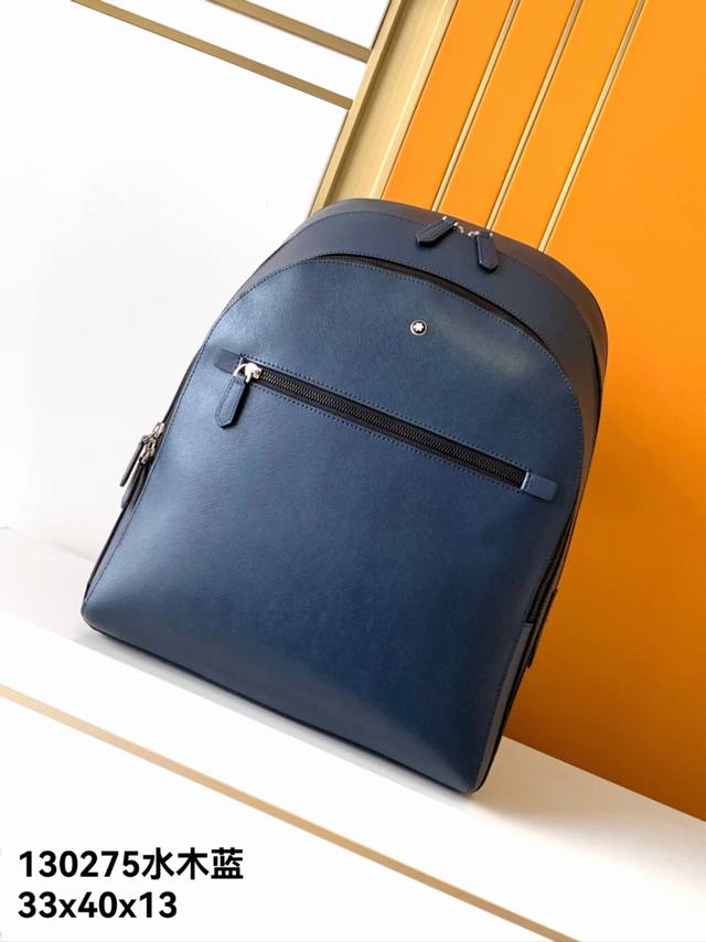型号：130275#水木蓝专柜专用头层牛皮，万宝龙经典匠心系列秉承品牌的悠久传统，全系列包含丰富的大皮具和小皮具款式，融合商务和休闲风格，是当代设计和经典优雅的