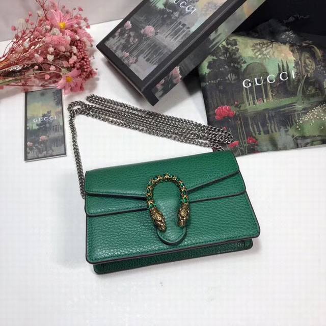 顶配版 G家新款进口顶级头层牛皮!颇具结构感的真皮链条超迷你斜挎包 配有钥匙扣 可以用于将此袋绑缚在另外更大的手袋 封口配以织纹虎头马刺扣 虎头扣装饰施华洛世奇 顶配版 G家新款进口顶级头层牛皮!颇具结构感的真皮链条超迷你斜挎包 配有钥匙扣 可以用于将此袋绑缚在另外更大的手袋 封口配以织纹虎头马刺扣 虎头扣装饰施华洛世奇