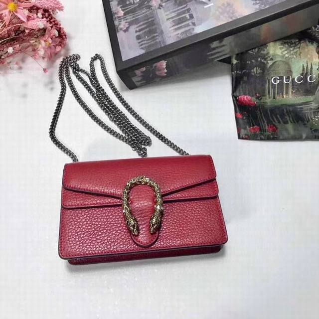 顶配版 G家新款进口顶级头层牛皮!颇具结构感的真皮链条超迷你斜挎包 配有钥匙扣 可以用于将此袋绑缚在另外更大的手袋 封口配以织纹虎头马刺扣 虎头扣装饰施华洛世奇 顶配版 G家新款进口顶级头层牛皮!颇具结构感的真皮链条超迷你斜挎包 配有钥匙扣 可以用于将此袋绑缚在另外更大的手袋 封口配以织纹虎头马刺扣 虎头扣装饰施华洛世奇