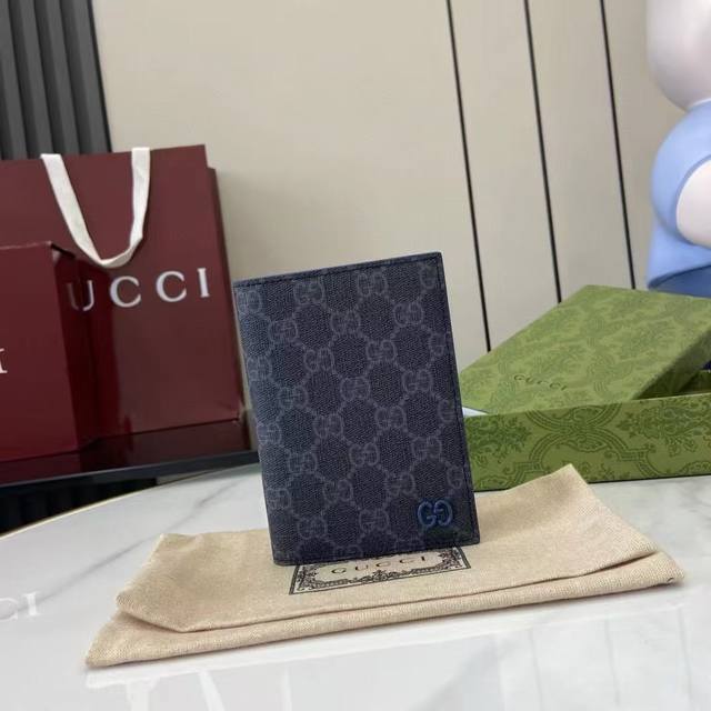 顶配版 新品 饰Gg细节Gg护照夹。新系列呈现纤薄且小巧的小皮具，焕新融蕴多种绚丽色彩，以充满对比美感的双色调设计令点缀于包身的Gg标识风采尽绽。这款护照夹以黑