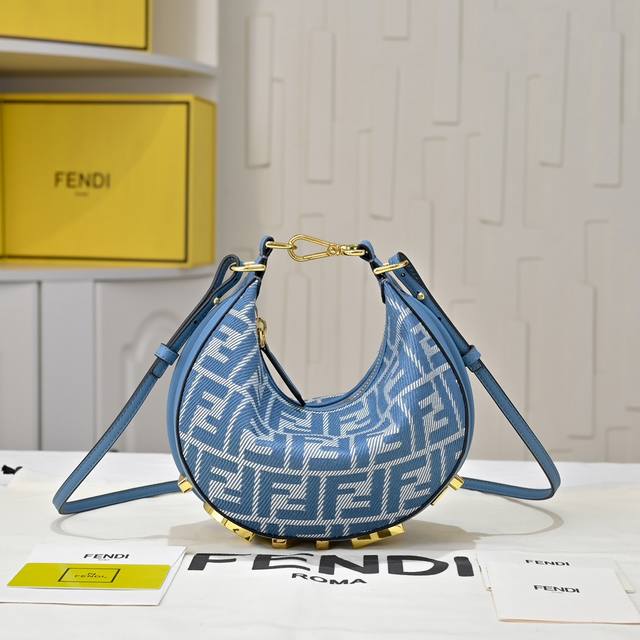 20尺寸 配盒子 型号1009配有可调节长肩带，链条30，尺寸20Cm， Fend1praphy腋下包，以月牙造型为特色，把经典金属大Logo[Fend1]装饰