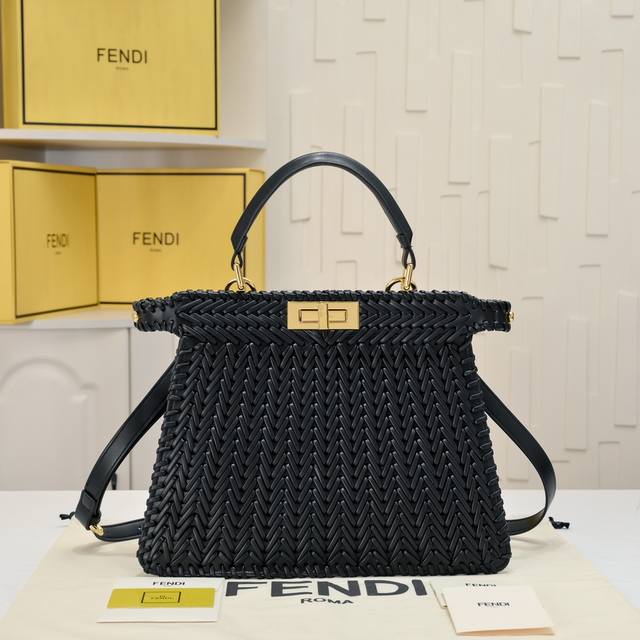 型号3317上新啦 新款出货 ，现货首发 Iconic peekaboo Iseeu大号手袋，手工皮编织。两侧饰有标志性扭锁。从外头可看见同色系柔软皮衬里，两个