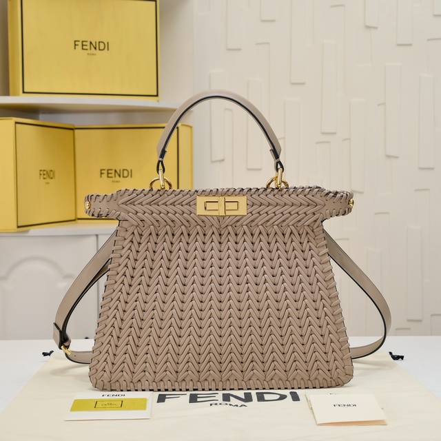 型号3317上新啦 新款出货 ，现货首发 Iconic peekaboo Iseeu大号手袋，手工皮编织。两侧饰有标志性扭锁。从外头可看见同色系柔软皮衬里，两个