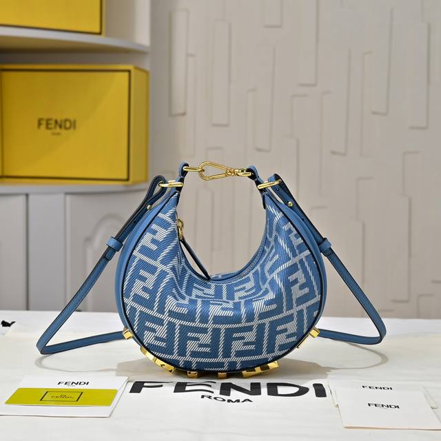 20尺寸 配盒子 型号1009配有可调节长肩带，链条30，尺寸20Cm， Fend1praphy腋下包，以月牙造型为特色，把经典金属大Logo[Fend1]装饰