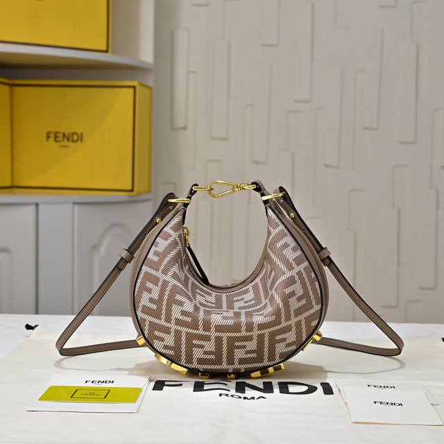 20尺寸 配盒子 型号1009配有可调节长肩带，链条30，尺寸20Cm， Fend1praphy腋下包，以月牙造型为特色，把经典金属大Logo[Fend1]装饰