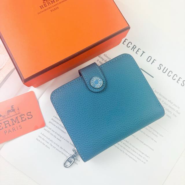 Hermes 新款New Arrivals Silk’In Togo 牛皮 女款中夹钱包 采用Barenia小牛皮制作而成 6个插卡位 一个大钞位 一个拉链口袋