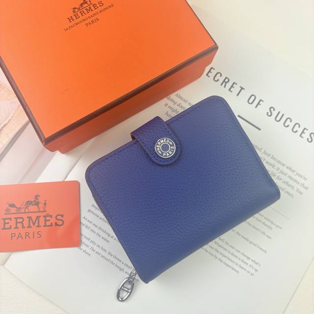 Hermes 新款New Arrivals Silk’In Togo 牛皮 女款中夹钱包 采用Barenia小牛皮制作而成 6个插卡位 一个大钞位 一个拉链口袋