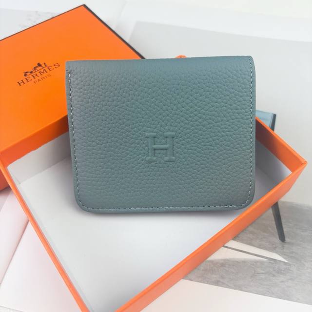 Hermes 新款New Arrivals Silk’In Togo 牛皮 女款照片包 采用Barenia小牛皮制作而成 4个插卡位，一个大钞位，一个照片位 内