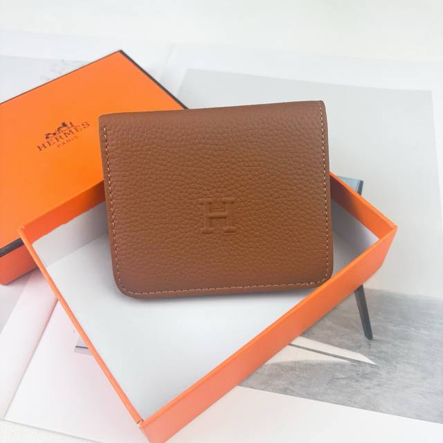 Hermes 新款New Arrivals Silk’In Togo 牛皮 女款照片包 采用Barenia小牛皮制作而成 4个插卡位，一个大钞位，一个照片位 内