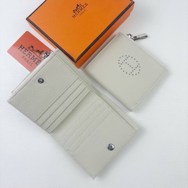 Hermes 新款New Arrivals Silk’In Togo 牛皮 女款照片包 采用Barenia小牛皮制作而成 6个插卡位，一个大钞位，一个拉链零钱袋