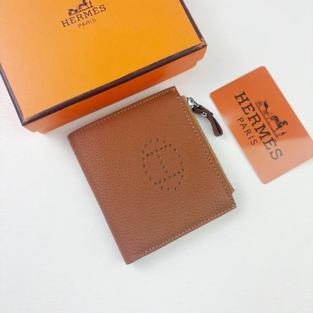 Hermes 新款New Arrivals Silk’In Togo 牛皮 女款照片包 采用Barenia小牛皮制作而成 6个插卡位，一个大钞位，一个拉链零钱袋