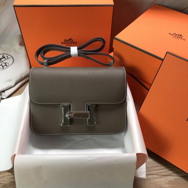 配礼品盒、Constance 康康』23Cm 、御用进口Epsom皮 金扣』和 银扣』顶级制作 精美做工，一年四季都必备的出街款，仙女们的最爱，背上它你就是全街