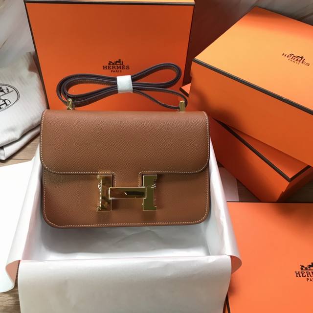 配礼品盒、Constance 康康』23Cm 、御用进口Epsom皮 金扣』和 银扣』顶级制作 精美做工，一年四季都必备的出街款，仙女们的最爱，背上它你就是全街